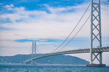 日本の本州と淡路島を結ぶ吊橋である明石海峡大橋の写真