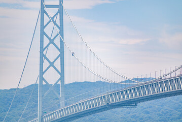 日本の本州と淡路島を結ぶ吊橋である明石海峡大橋の写真