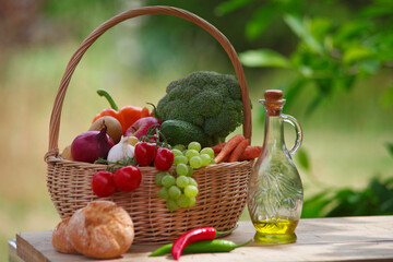 Frischer Obst und Gemüse Korb auf dem Tisch fein arrangiert - 621891363