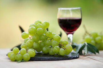 Frisches Obst und ein Glas rot Wein - 621891371