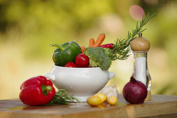 Sommer Gemüse mit feinen Kräutern und Gewürzen auf dem Tisch - 621891376