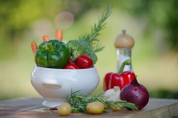 Gesunde vegane Ernährung frisch aus dem Garten - 621891390