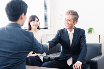 契約が成立し握手をするビジネスパーソン