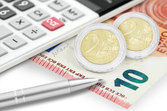 Rechner und 14,00 Euro auf weissem Hintergrund