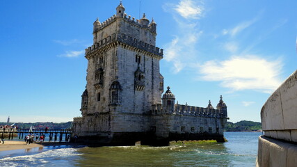 Fototapeta premium Der alte Turm von Belem ist das Wahrzeichen von Lissabon an der Mündung des Tejo bei blauem Himmel