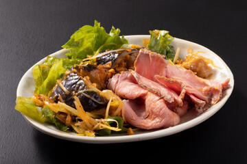 ナスの坦々風とローストビーフのサラダ