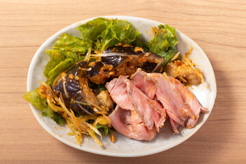 ナスの坦々風とローストビーフのサラダ