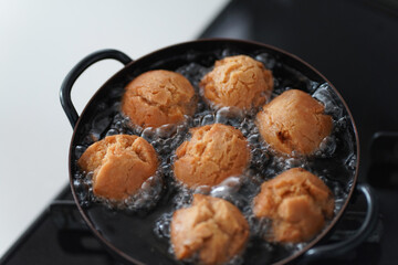 黒糖サーターアンダギーを作る様子