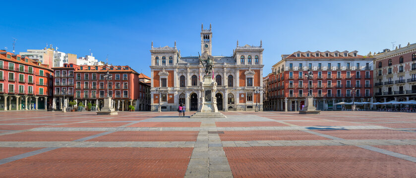 A Picturesque Summer Morning at Valladolid's Plaza Mayor - Embracing the Panorama
