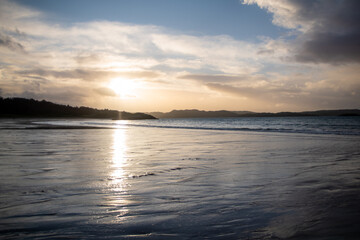 Obraz premium Sun reflecting on the beach in Gairloch, Scotland