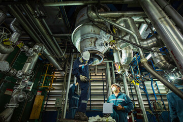 Male worker test stainless steel visual record paper butt weld carbon shell plate of storage tank engine