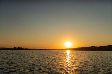 wellen vom boot im sonnenuntergang