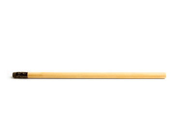 Lápiz negro de madera de bambú sobre un fondo blanco liso y aislado. Vista superior y de cerca. Copy space