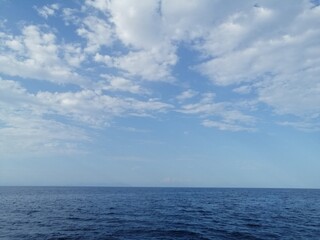 Mare aperto con nuvole