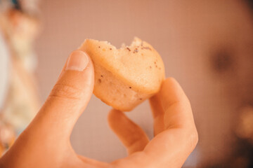 Mano sosteniendo un muffin