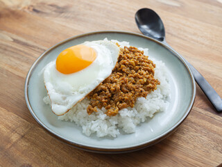目玉焼きを乗せたキーマカレーライス