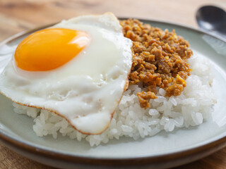 目玉焼きを乗せたキーマカレーライス