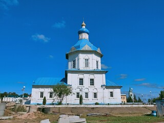 Obraz premium Russia, Republic of Chuvashia, Cheboksary, August 2021: Church of the Assumption of the Blessed Virgin Mary