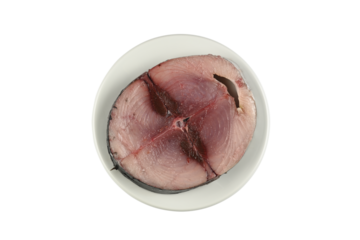 Rodaja de bonito fresca en un plato sobe fondo blanco