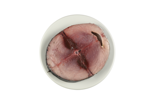 Rodaja de bonito fresca en un plato sobe fondo blanco