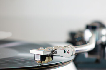 short plate of a record player needle