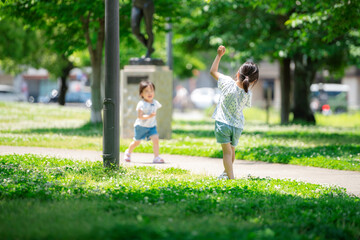 新緑の公園で遊ぶ女の子