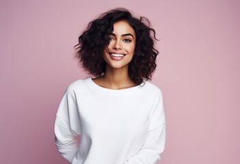 Obraz premium smiling lady on a pink background with curly hair