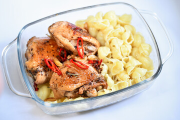 Fried chicken thighs with spaghetti pasta