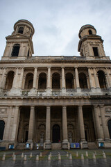 Fototapeta na wymiar Chiesa e piazza di Saint Sulpice, città di Parigi, Francia