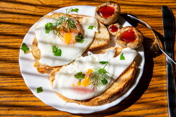 egg with mushrooms