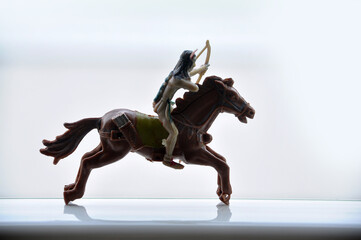 índio de cavalo com arco e flecha defendendo seu território indigena 