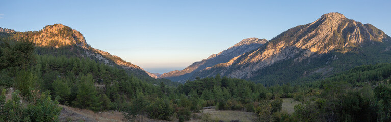 Naklejka premium Panoramic view of a Taurus mountains. Scenic landscape of a Lycian Way trail in Turkey