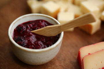 Uma seleção de queijos finos e deliciosa geleia de frutas para aguçar o paladar.
