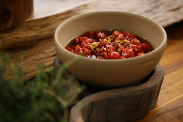 Combinação perfeita: tomatinhos confitados e alho dourado em lâminas crocantes. Um delicioso...