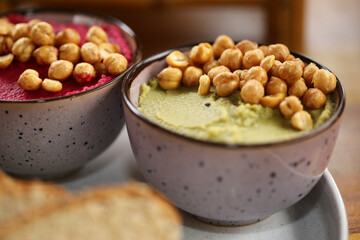 Delicioso homus de grão de bico, servidos com fatias de pão integral. Uma combinação perfeita de sabores e texturas em um evento gastronômico saudável e saboroso.