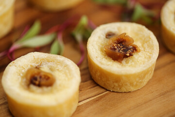 Irresistíveis pequenas quiches de queijo brie com figo, uma iguaria que encanta os paladares em um evento especial. Uma combinação perfeita de sabores para deixar seu paladar ainda mais satisfeito.