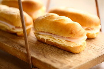Deliciosos sanduíches de queijo com peito de peru, perfeitos para saborear em um lindo evento.
