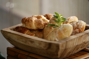 Pães frescos em tigela rústica, em um evento caprichado. Desfrute do sabor autêntico e artesanal. Aromas irresistíveis e texturas macias. Comece o dia com energia e prazer. Aprecie cada mordida.