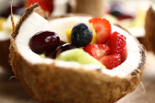 Uma explos&atilde;o de cores e sabores: uma salada de frutas refrescante e saud&aacute;vel servida dentro da metade de um coco seco. Uma op&ccedil;&atilde;o deliciosa para come&ccedil;ar o dia com energia e nutri&ccedil;&atilde;o.