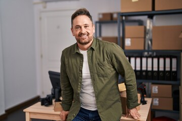 Obraz premium Young caucasian man ecommerce business worker smiling confident at office