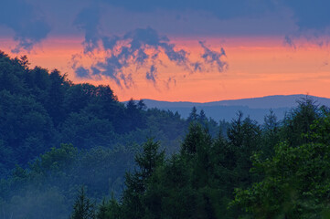 Fototapeta na wymiar Zjawisko pogodowe po obfitych opadach deszczu. Piękny zachód słońca w górach. 