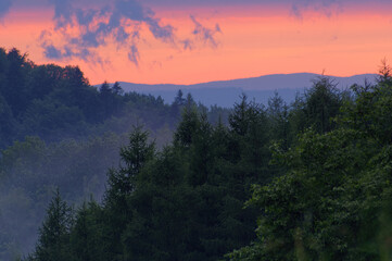Fototapeta na wymiar Zjawisko pogodowe po obfitych opadach deszczu. Piękny zachód słońca w górach. 