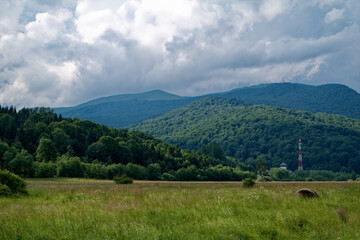 Widok na Połoniny w Bieszczadach, w dole wieś Ustrzyki Górne.
