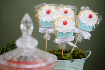 Biscoitos personalizados em palitos, uma delícia e decoração perfeita para a mesa do aniversário infantil.