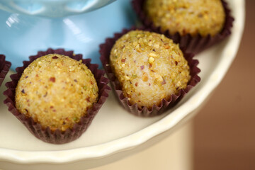 Delicioso brigadeiro de pistache, uma tentação irresistível, servido em uma festa infantil repleta de diversão e alegria.