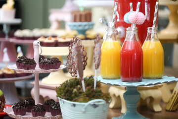 Uma explosão de cores e sabores em garrafinhas de vidro: sucos de frutas refrescantes e deliciosos. Cada garrafinha traz consigo a essência e o frescor das frutas, proporcionando uma experiência única