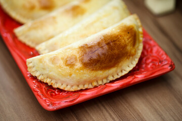 Pequenos bolos mousse de chocolate, uma tentação irresistível para os pequenos paladares! Servidos com carinho em um animado evento infantil, adoçando ainda mais essa ocasião especial.