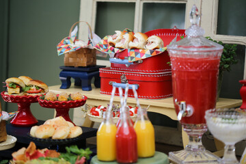 Uma mesa colorida e vibrante em um evento infantil, repleta de alimentos saudáveis, frescos e deliciosos. Uma festa que promove a alimentação equilibrada e a diversão saudável para as crianças.