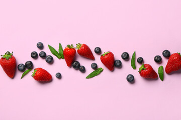 Naklejka na ściany i meble Fresh blueberries and strawberries on lilac background