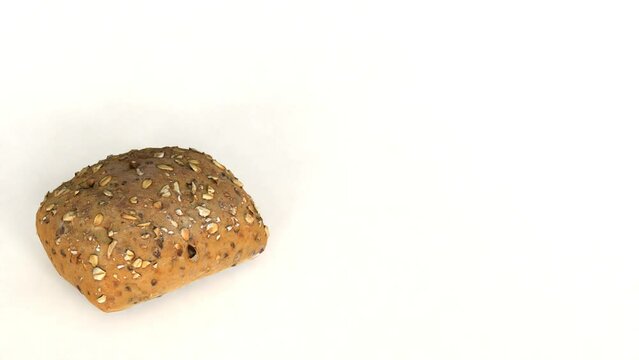 leckeres frisch gebackenes K&ouml;rnerbr&ouml;tchen, Vollkornbr&ouml;tchen, Fr&uuml;hst&uuml;ck, 4K, 360 Grad Ansicht, Drehung